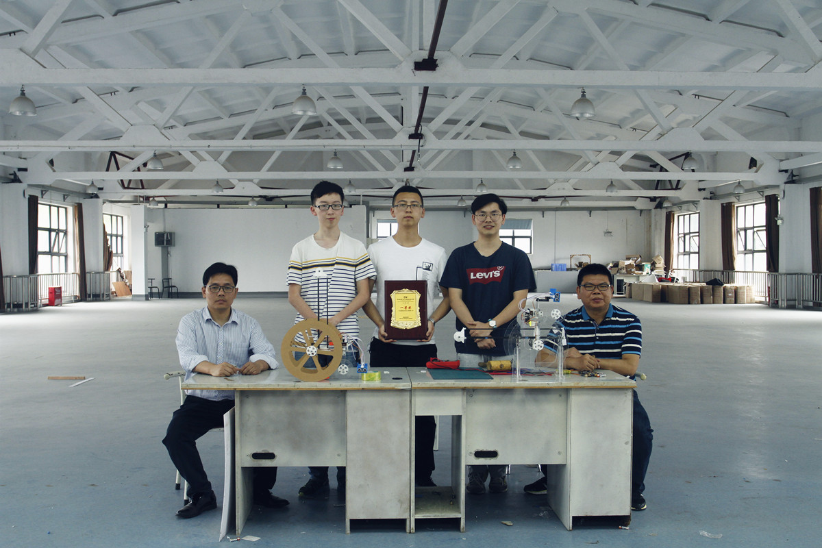 湖南大学-1队队员和指导老师们合影